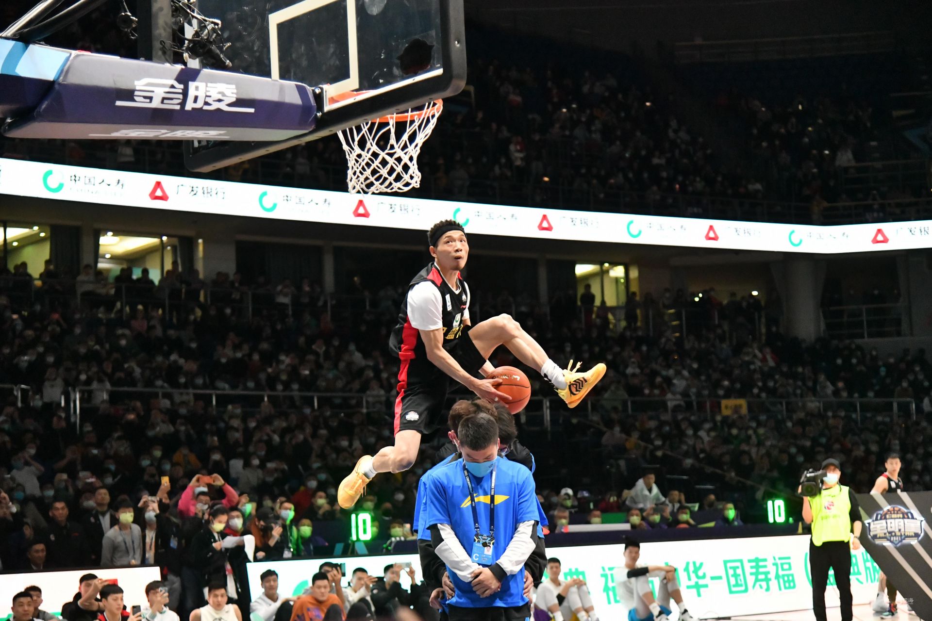 再次吸引了 再次吸引了